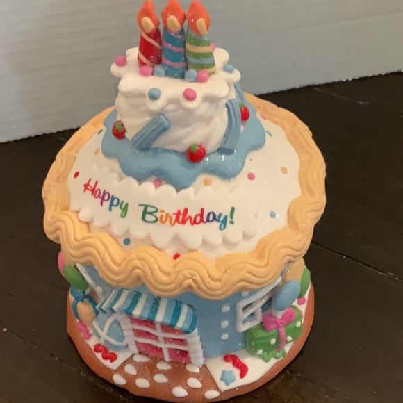 Valerie Parr Hill Illuminated Birthday Celebration Cupcake House - Picture 5 of 5